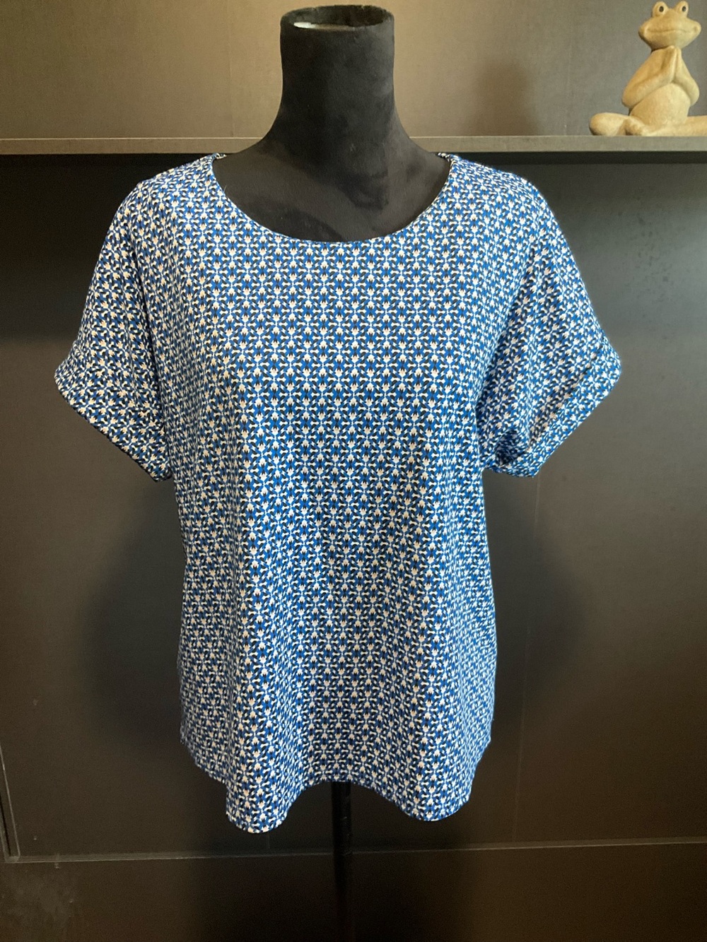 Melloday large blue and white printed short sleeve top